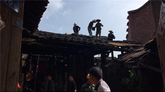 北墘村民在修补屋檐.jpg